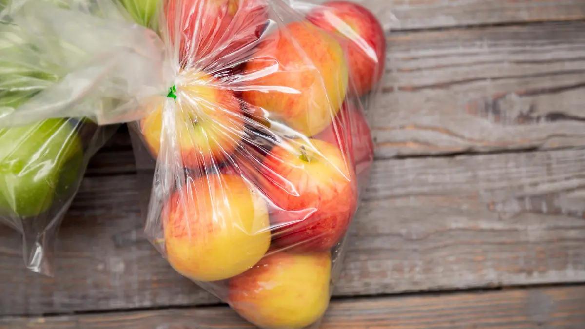 Los riesgos de almacenar alimentos en bolsas de plástico en el refrigerador